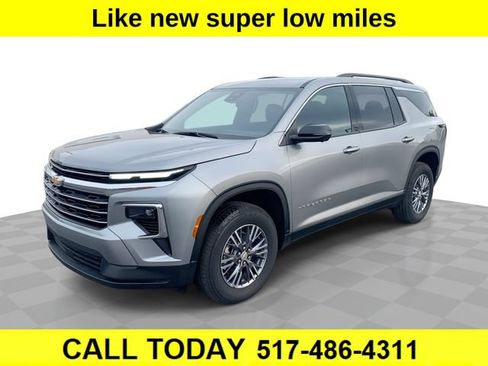 Used 2025 Chevrolet Traverse LT w/ Driver Confidence Package FWD image 1