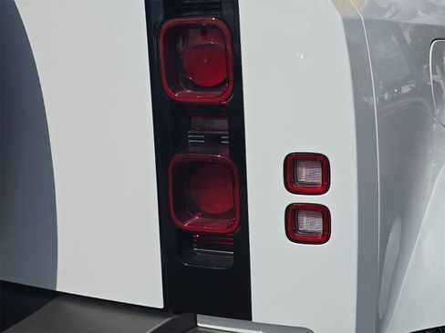 Used 2024 Land Rover Defender 110 X-Dynamic SE image 5