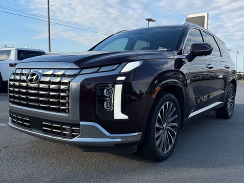 Used 2023 Hyundai Palisade Calligraphy FWD image 3
