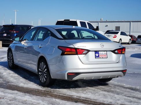 Used 2024 Nissan Altima 2.5 SV image 4