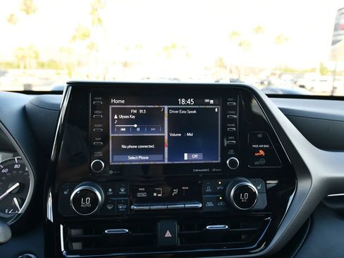 Used 2022 Toyota Highlander XLE FWD image 18