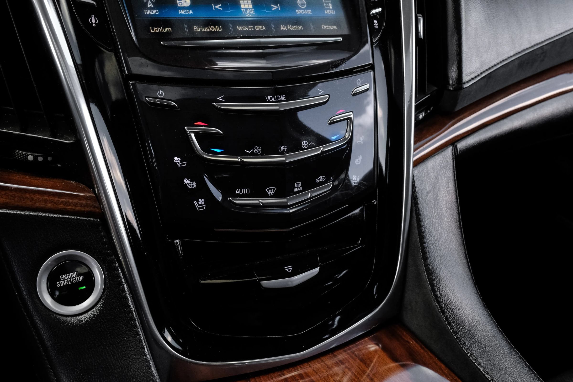Used 2016 Cadillac Escalade Luxury AWD/4WD image 32