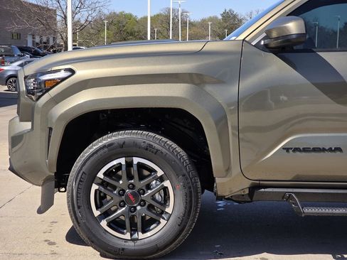 Used 2025 Toyota Tacoma TRD Off-Road AWD/4WD image 5
