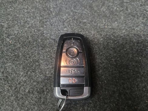 Used 2018 Ford Fusion SE w/ Fusion SE Technology Package FWD image 32