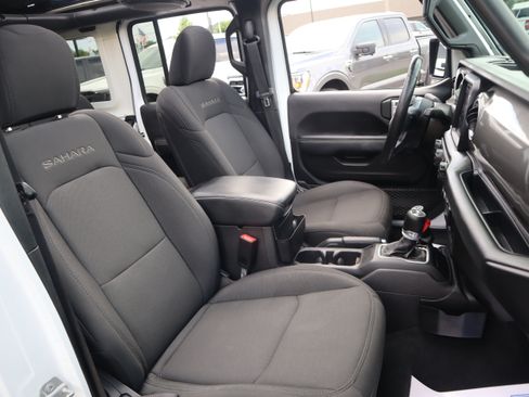 Used 2020 Jeep Wrangler Unlimited Sahara AWD/4WD image 33