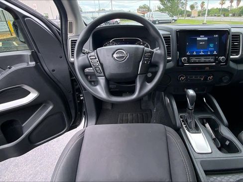 Used 2022 Nissan Frontier SV w/ Technology Package RWD image 6