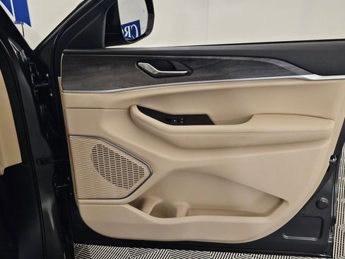 New 2025 Jeep Grand Cherokee Limited w/ Luxury Tech Group II image 40