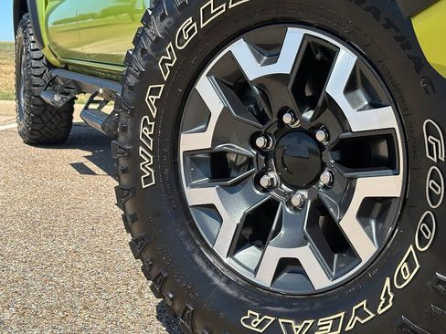 Used 2023 Toyota Tacoma TRD Off-Road w/ TRD Premium Off Road Package AWD/4WD image 2