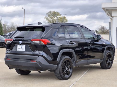 Used 2019 Toyota RAV4 XLE image 4