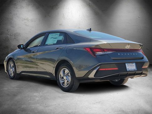Used 2026 Hyundai Elantra SE w/ Cargo Package FWD image 4