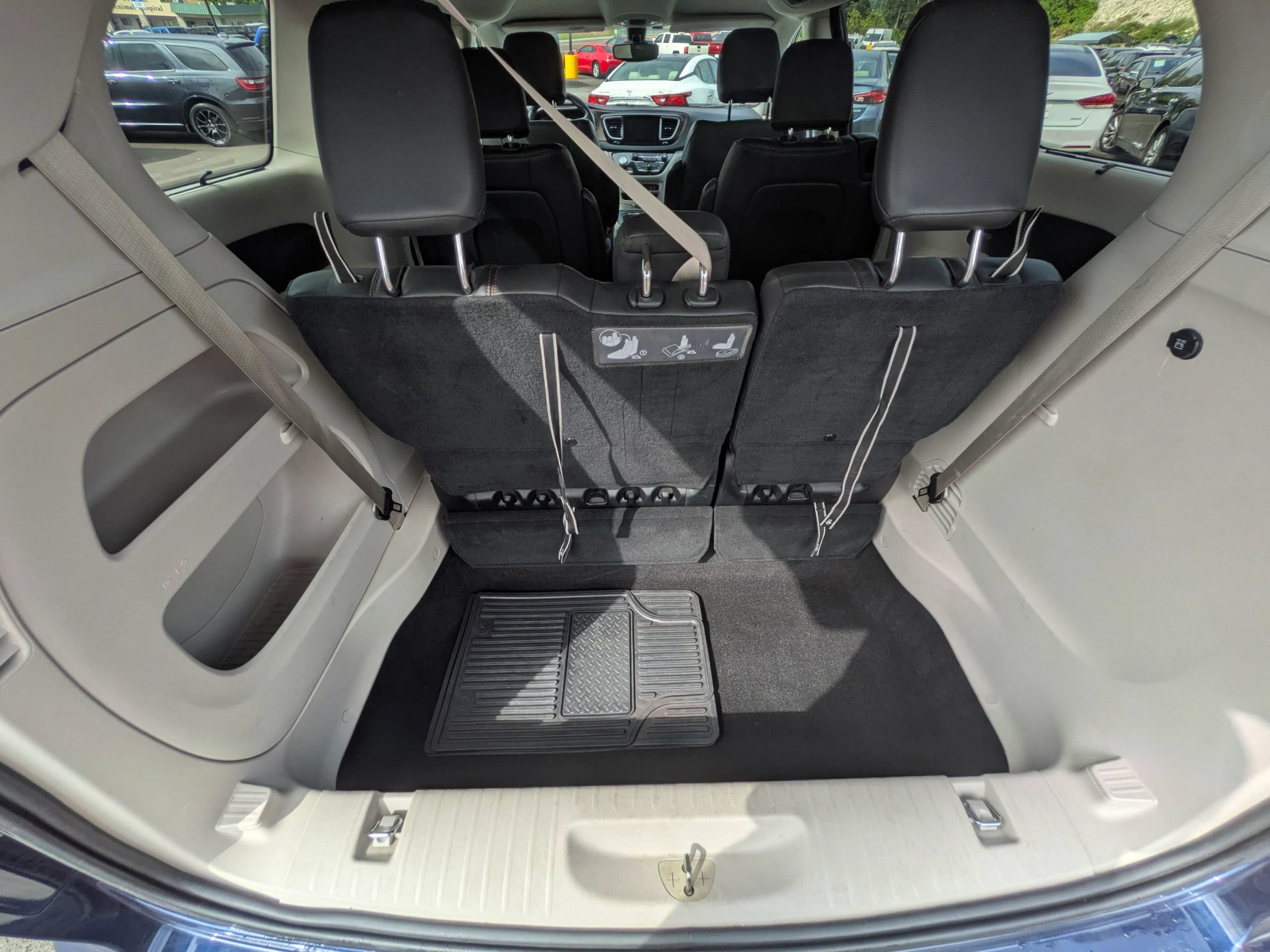 Used 2017 Chrysler Pacifica Touring-L w/ Tire & Wheel Group FWD image 36