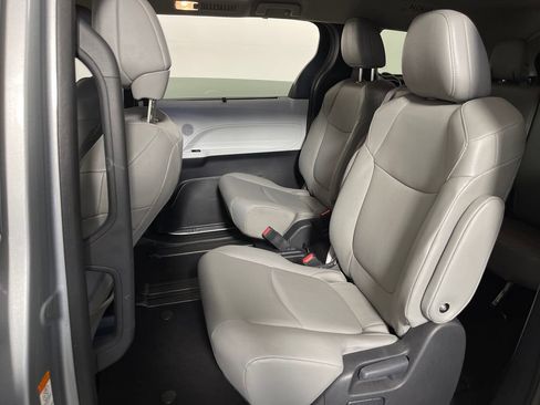 Certified 2025 Toyota Sienna XLE FWD image 13