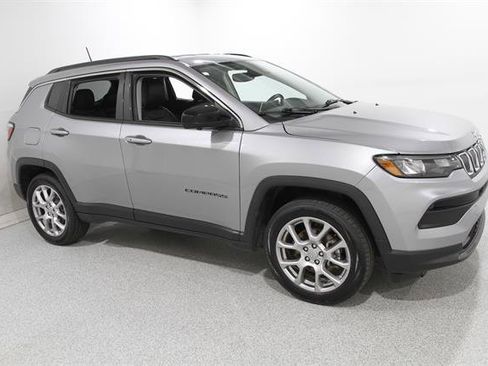 Used 2022 Jeep Compass Latitude image 1