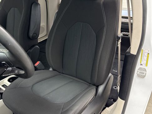 Used 2024 Chrysler Voyager LX FWD image 10