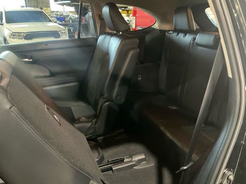 Used 2023 Toyota Highlander XLE image 16
