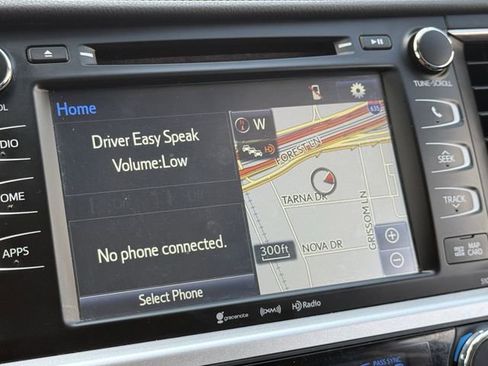 Used 2017 Toyota Highlander SE w/ Carpet Mat Package image 18