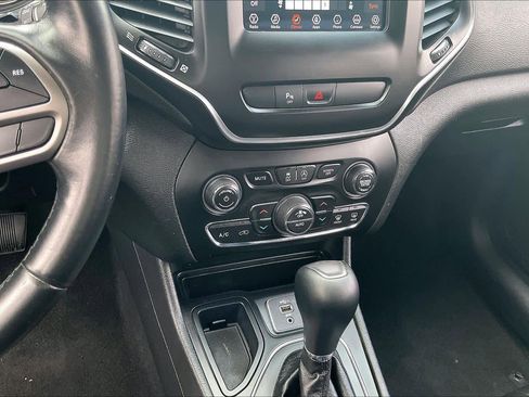 Used 2019 Jeep Cherokee Latitude Plus w/ Comfort/Convenience Group image 34