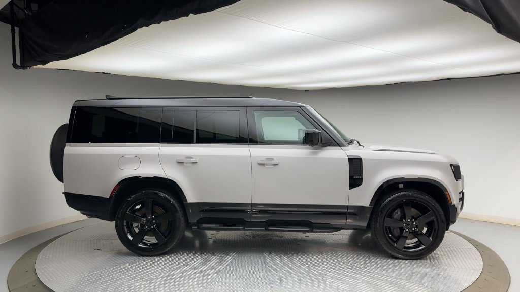 Used 2026 Land Rover Defender 130 X-Dynamic SE AWD/4WD image 9
