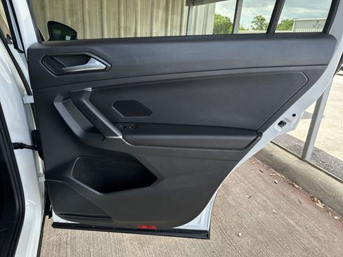 Used 2018 Volkswagen Tiguan SE AWD/4WD image 31