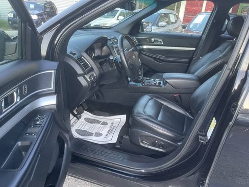 Used 2017 Ford Explorer XLT w/ Equipment Group 202A AWD/4WD image 11