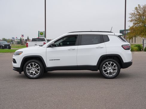 Used 2022 Jeep Compass Latitude w/ Sun and Sound Group AWD/4WD image 6