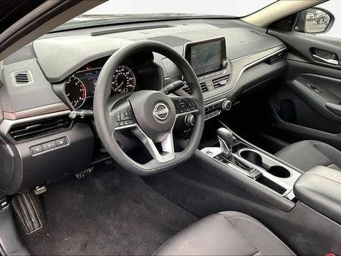 Used 2024 Nissan Altima 2.5 SV image 12