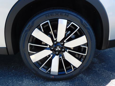 New 2025 Mitsubishi Outlander SE image 4