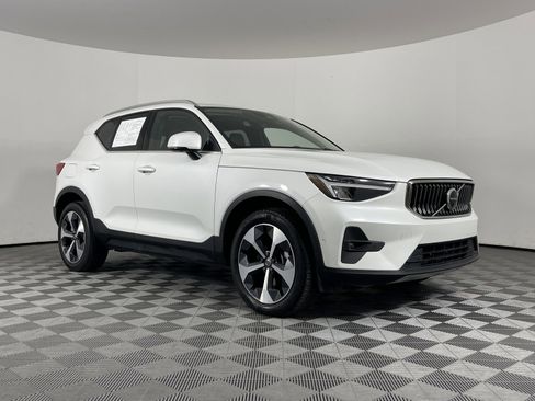 Used 2024 Volvo XC40 B5 Plus image 18