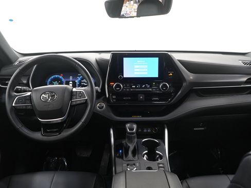 Used 2025 Toyota Highlander XSE AWD/4WD image 18