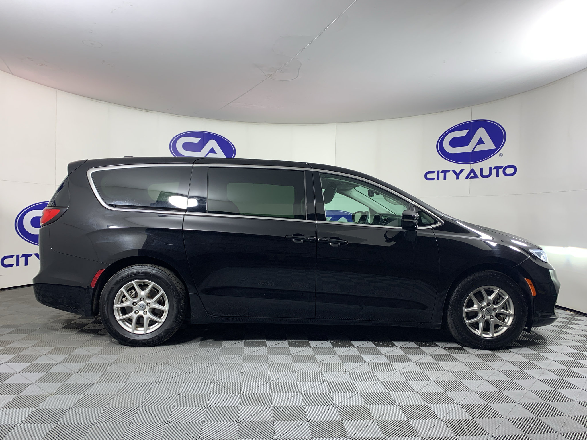 Used 2024 Chrysler Pacifica Touring-L FWD image 2