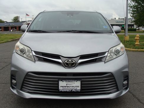 Used 2019 Toyota Sienna XLE w/ XLE Navigation Package FWD image 2