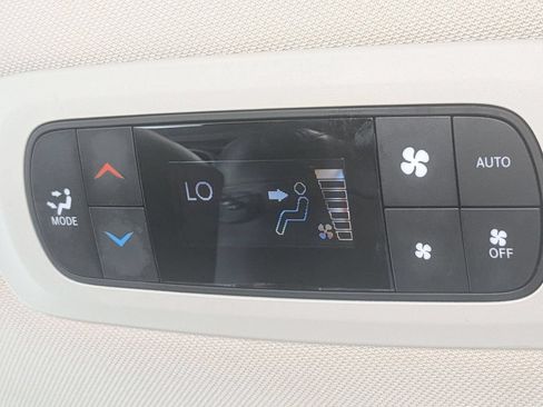 Used 2023 Chrysler Pacifica Touring-L FWD image 25