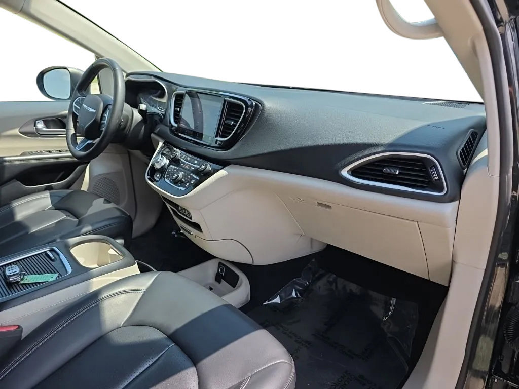 Used 2023 Chrysler Pacifica Touring-L FWD image 22
