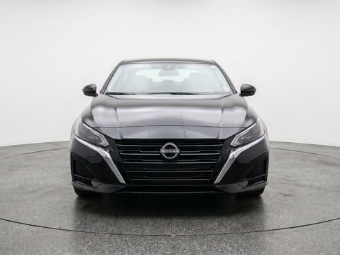 Used 2025 Nissan Altima 2.5 SV FWD image 2