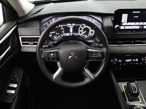 Used 2023 Mitsubishi Outlander ES AWD/4WD image 17