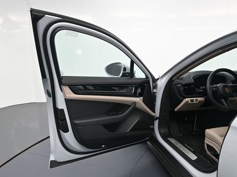 Used 2025 Porsche Panamera image 15