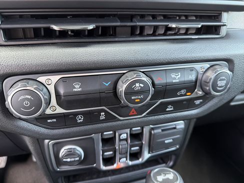 Used 2025 Jeep Wrangler Unlimited Sport AWD/4WD image 35