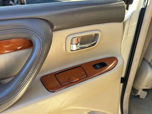 Used 2005 Lexus LX 470 4WD image 25