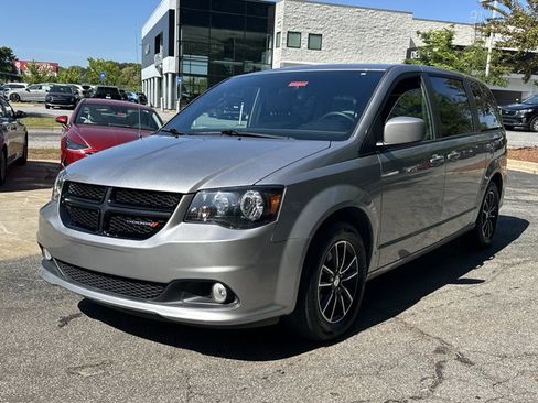 Used 2018 Dodge Grand Caravan SXT w/ Blacktop Package FWD image 2