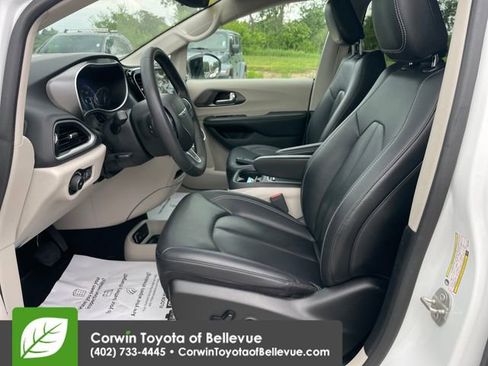 Used 2024 Chrysler Pacifica Touring-L FWD image 17