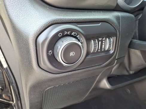 Used 2018 Jeep Wrangler Unlimited Sahara w/ LED Lighting Group AWD/4WD image 25