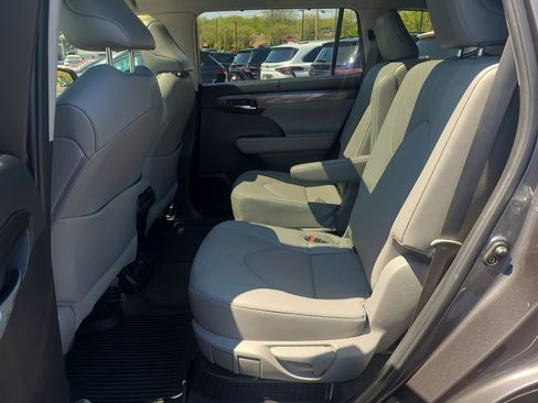 Used 2022 Toyota Highlander Platinum AWD/4WD image 30