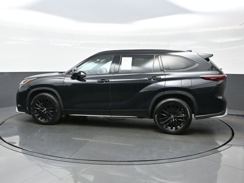 Used 2024 Toyota Highlander XSE AWD/4WD image 3