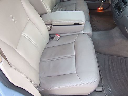 Used 2008 Lincoln Town Car Signature Limited image 21