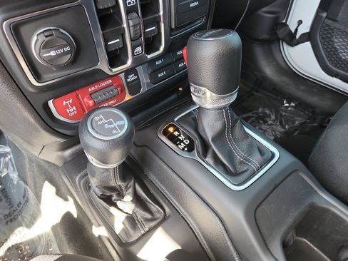 Used 2024 Jeep Gladiator Mojave AWD/4WD image 20