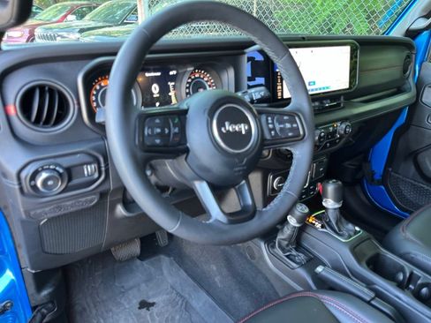 Used 2025 Jeep Wrangler Unlimited Rubicon AWD/4WD image 41