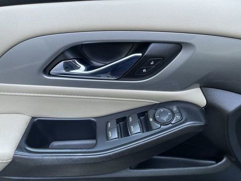 Used 2022 Chevrolet Traverse LS image 23