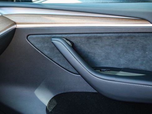 Used 2025 Tesla Model Y Long Range RWD image 21