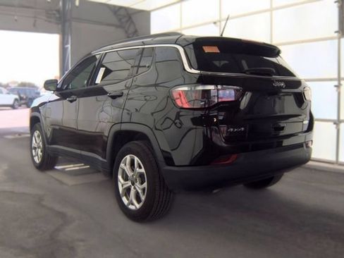Used 2025 Jeep Compass Latitude w/ Sun & Sound Group AWD/4WD image 7
