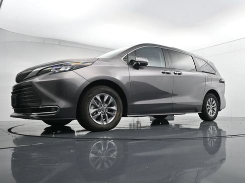 Used 2024 Toyota Sienna XLE FWD image 31